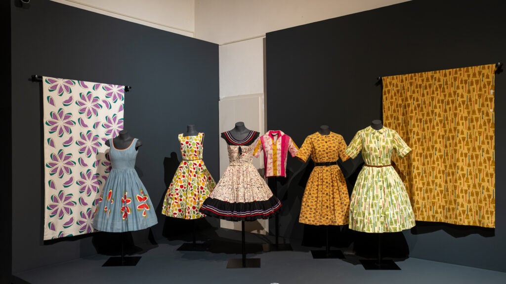 La mostra di Andy Warhol in due sedi a Biella Warhol prima della Pop Art. Tessuti e abiti d’artista sono in mostra a Biella